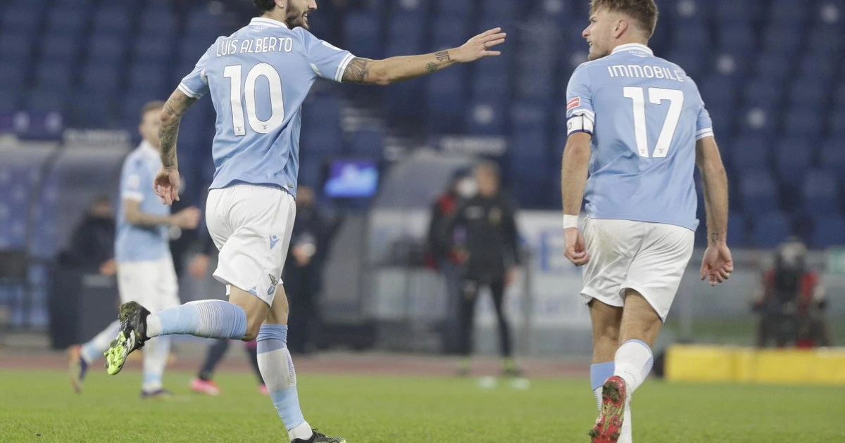Serie A, la Lazio si rilancia alla grande: Immobile-Luis Alberto, Napoli steso da un uno-due micidiale
