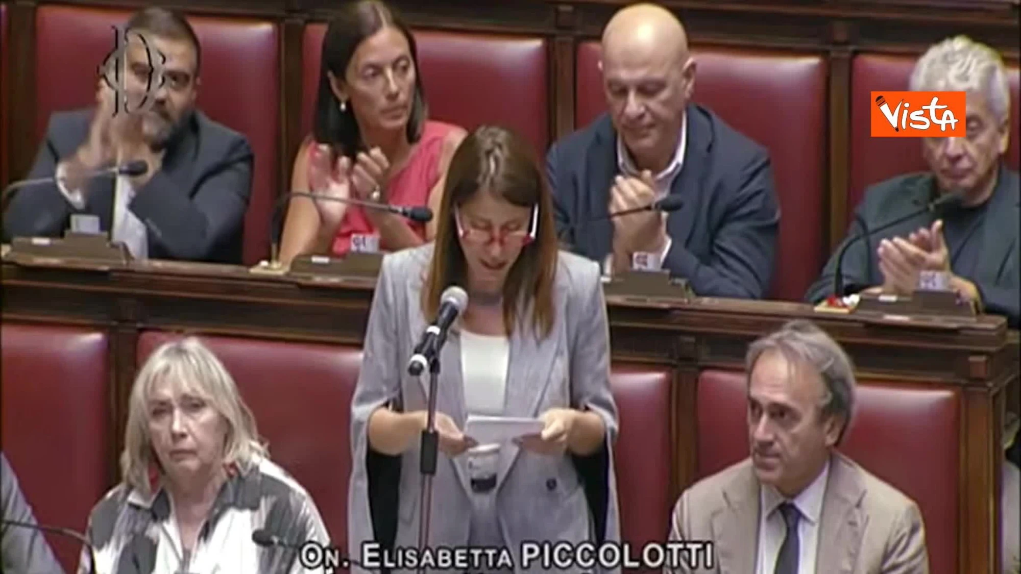 Chat Delmastro, protesta di Avs in Aula a Montecitorio: deputati con le bende sugli occhi