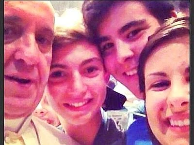 Papa, l'autoscatto col cellulare insieme ai giovani spopola sul web