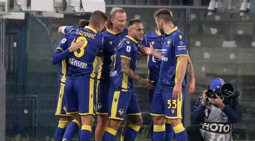 Il Verona ne fa tre con un super-Barak, steso il Benevento e vola al quinto posto