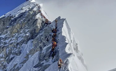 Everest, turisti avvelenati per arricchirsi coi salvataggi: orrore ad alta quota