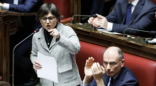 Debora Serracchiani in ginocchio: "La differenza tra Schlein e Meloni"