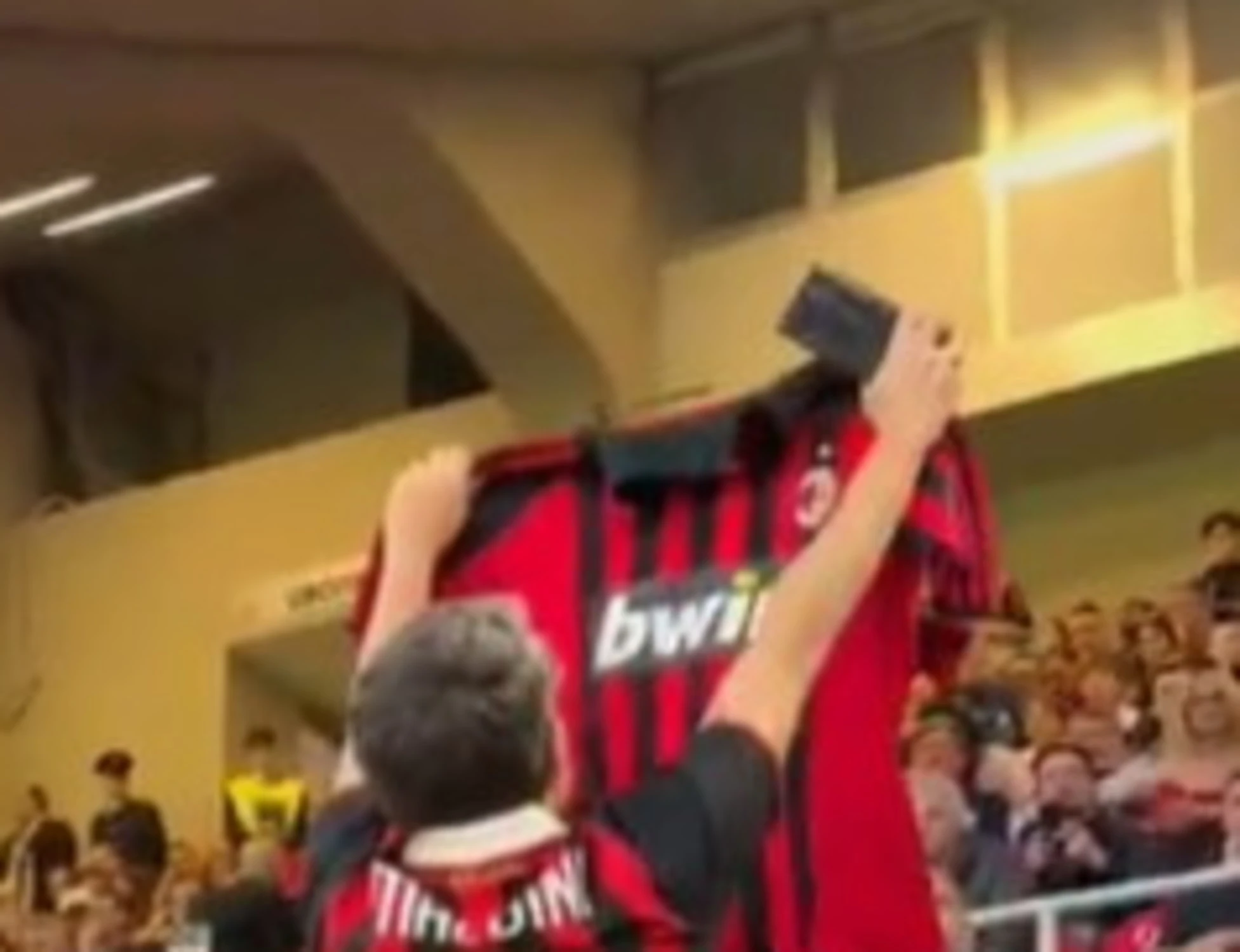 Milan caos, il tifoso contesta "nel nome di Maldini": a San Siro finisce male