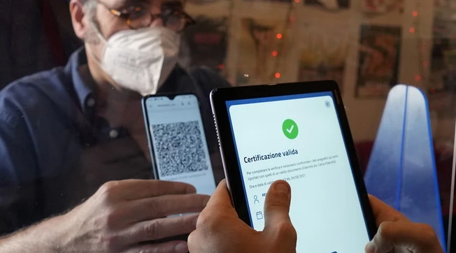 Green pass, la pericolosa falla: tre milioni di italiani tappati in casa dopo Capodanno (ma vaccinati)