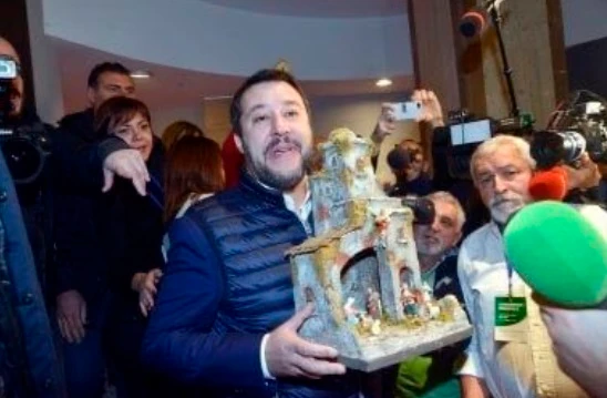 Matteo Salvini difende la tradizione: al congresso della Lega ci arriva con un enorme presepe