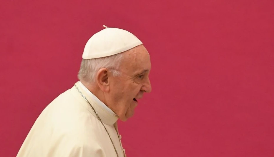 Vaticano, Papa Francesco fa fuori tre cardinali: costano troppo, ma c'è di mezzo anche la pedofilia