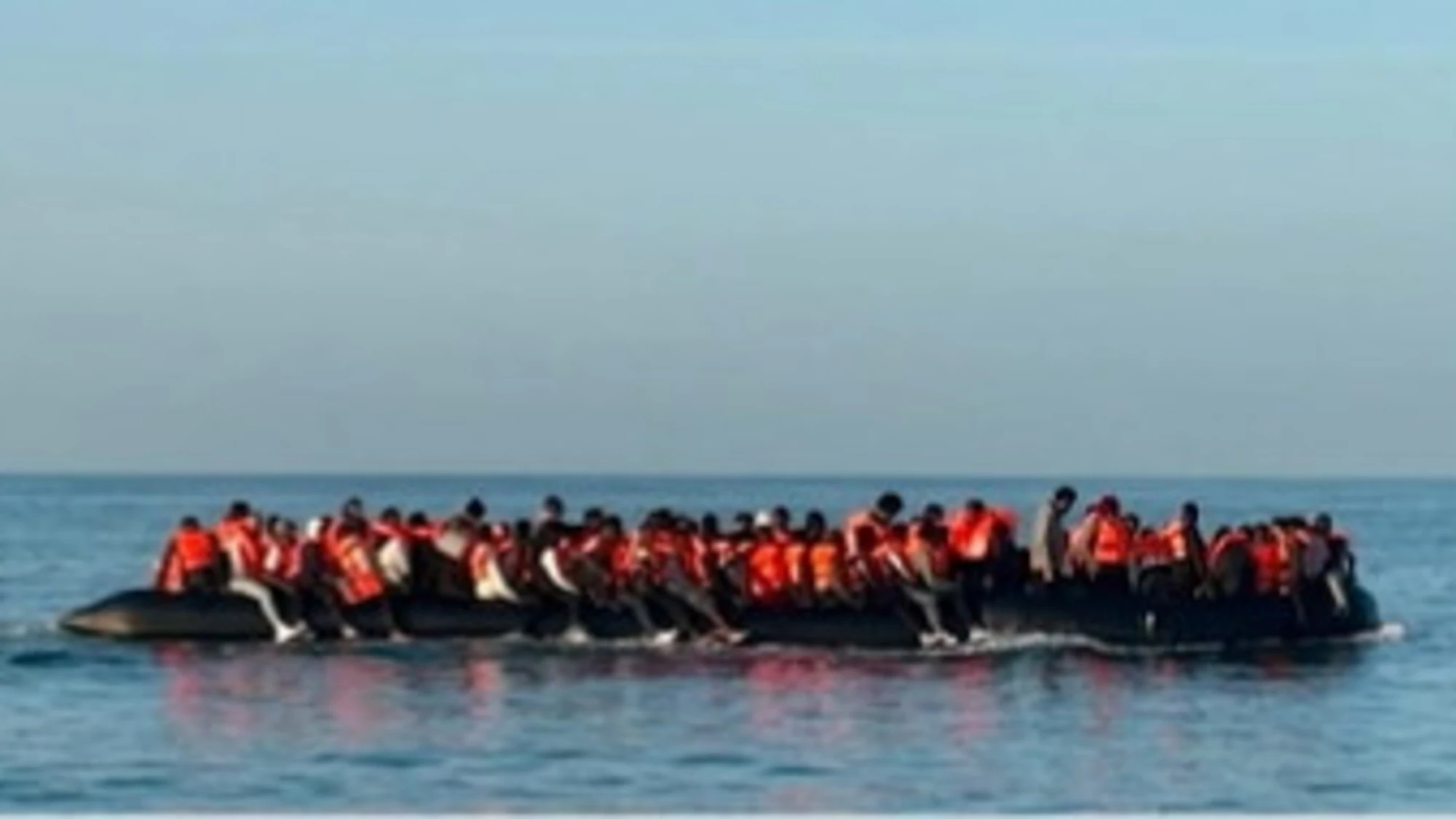 Migranti, sbarco da record: 165 clandestini su un solo gommone