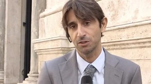 L'aria che tira, "Meloni ride in faccia al Cav?": Donzelli zittisce la sinistra