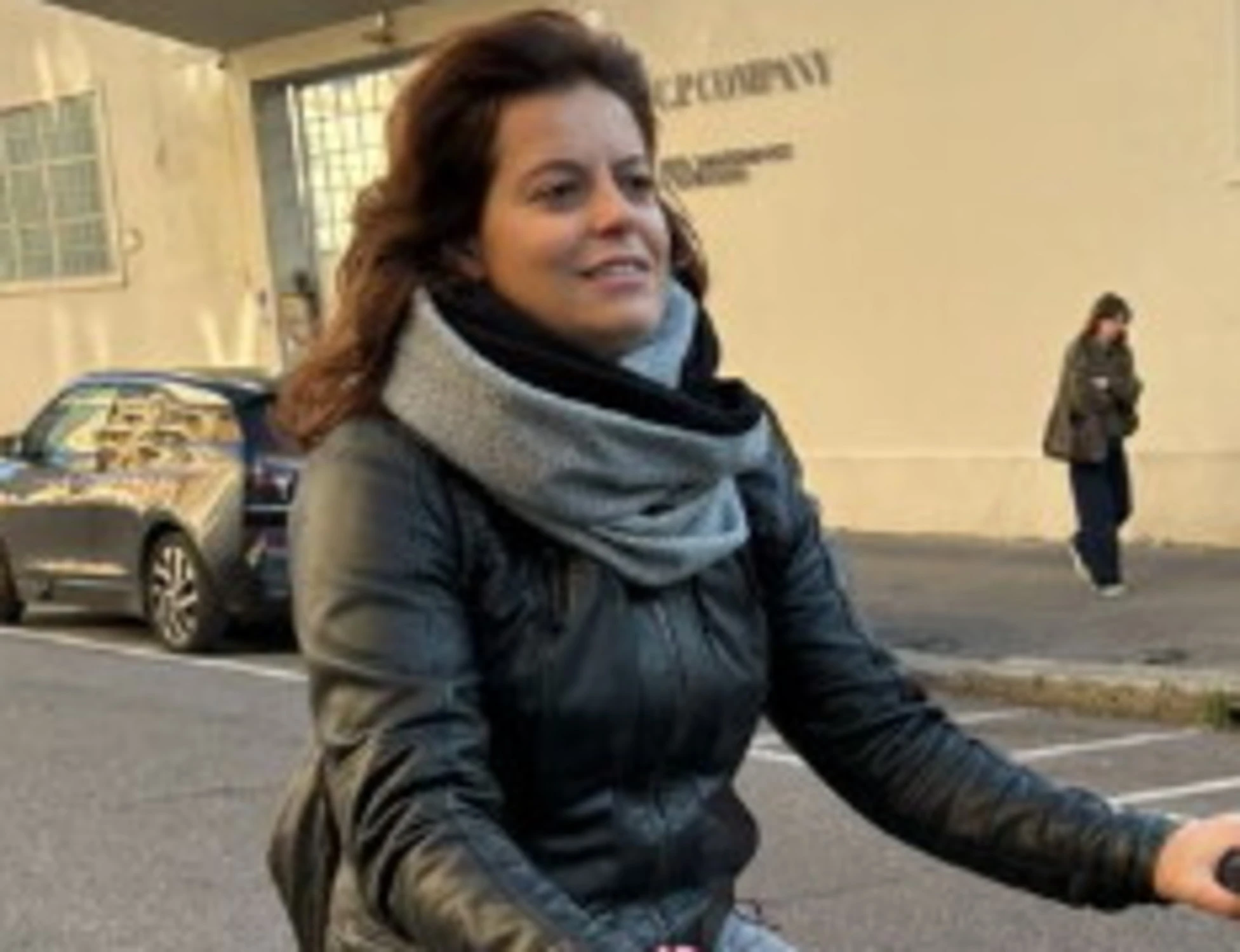 Ilaria Salis, la foto in bici? Sfottò sui social: "Lo sai, vero, che la devi restituire?"