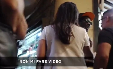 Fuori dal Coro, immigrato aggredisce l'inviata: "Non toccarmi, che c** fai?"
