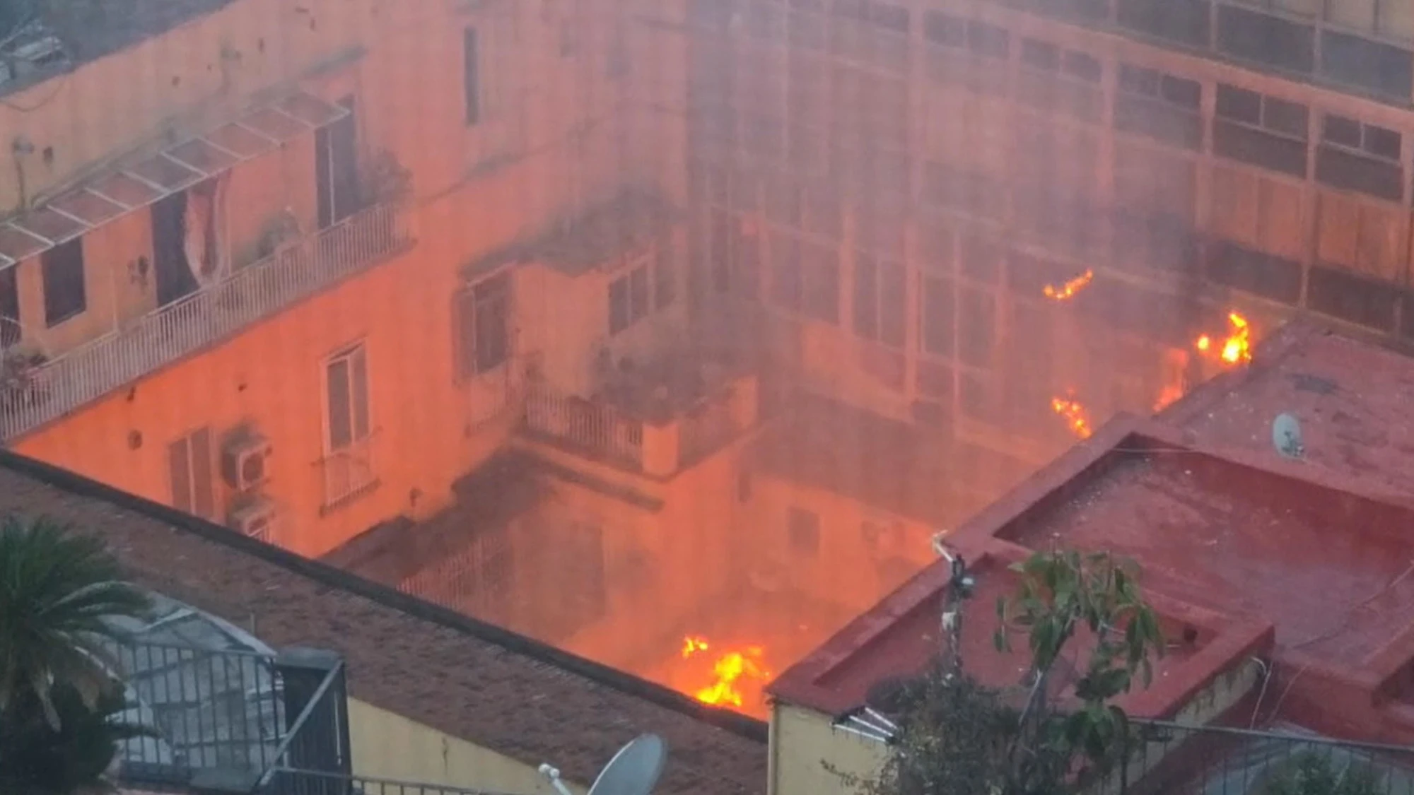 Napoli, incendio al teatro Sannazaro: persone intossicate