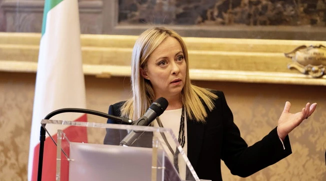 Giorgia Meloni, "fastidioso rumore di fondo". Sallusti: vogliono fregarla?