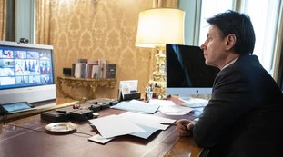 Coronavirus, Giuseppe Conte sfrutta la paura dei parlamentari per far passare i decreti
