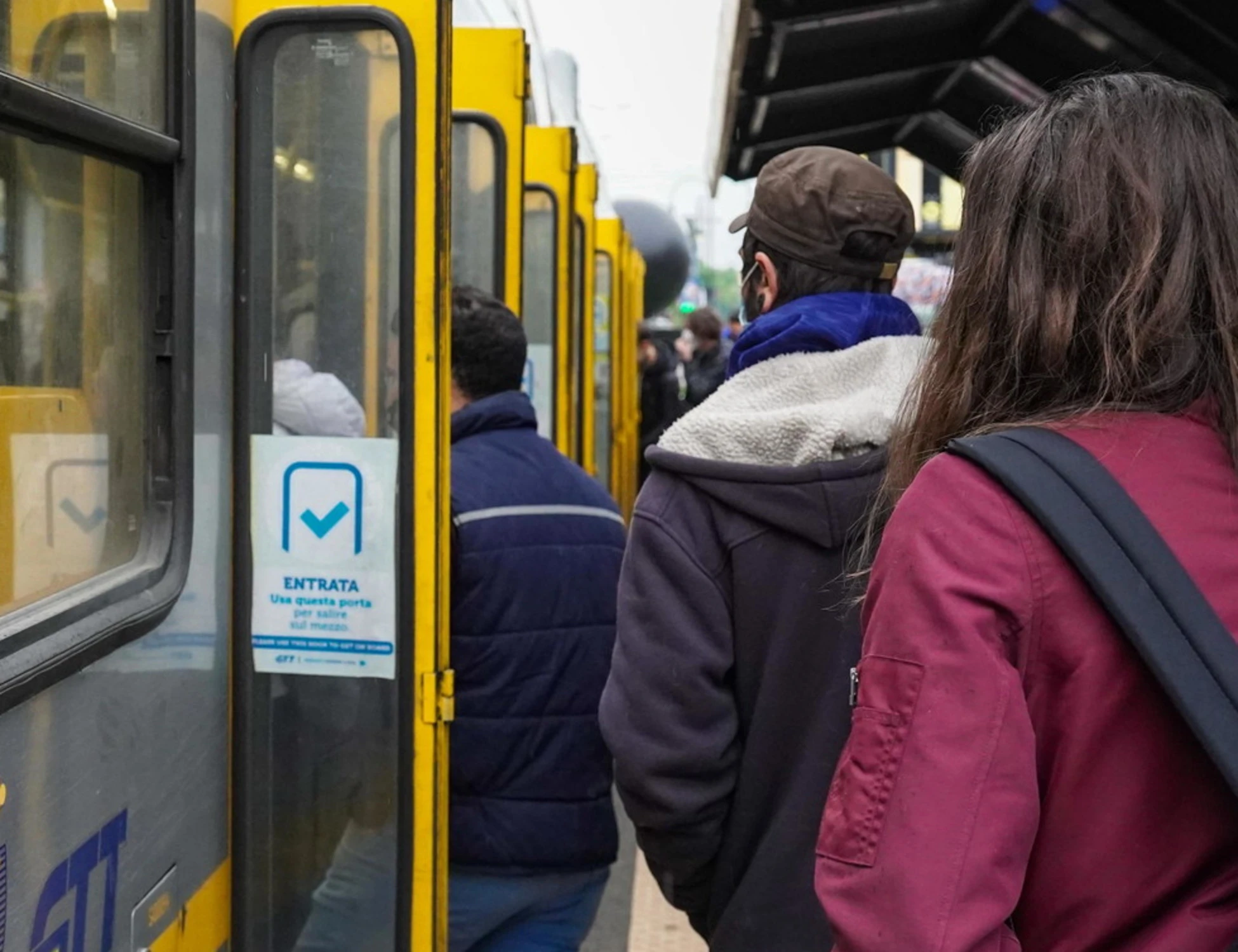 Savona, 21enne molestata dallo straniero sul bus: come riesce a salvarsi