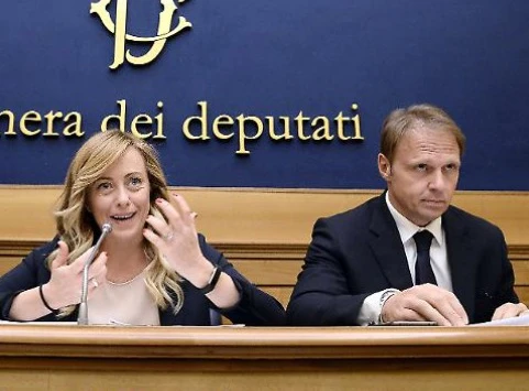 "Fermiano questo governo". FdI in piazza contro Pd-M5s
