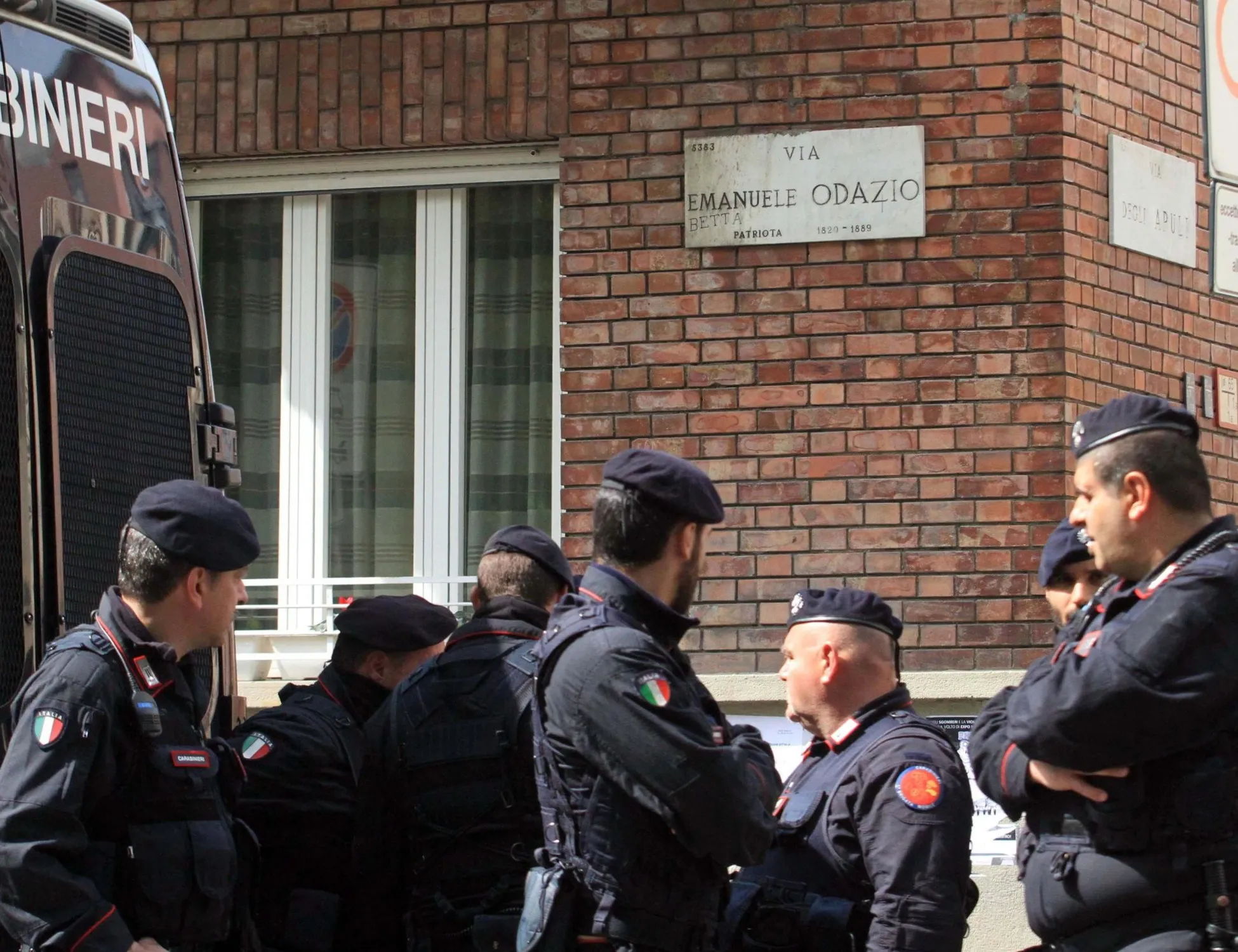 Milano, il prete torturato dal maranza: sputi, molestie, atti osceni