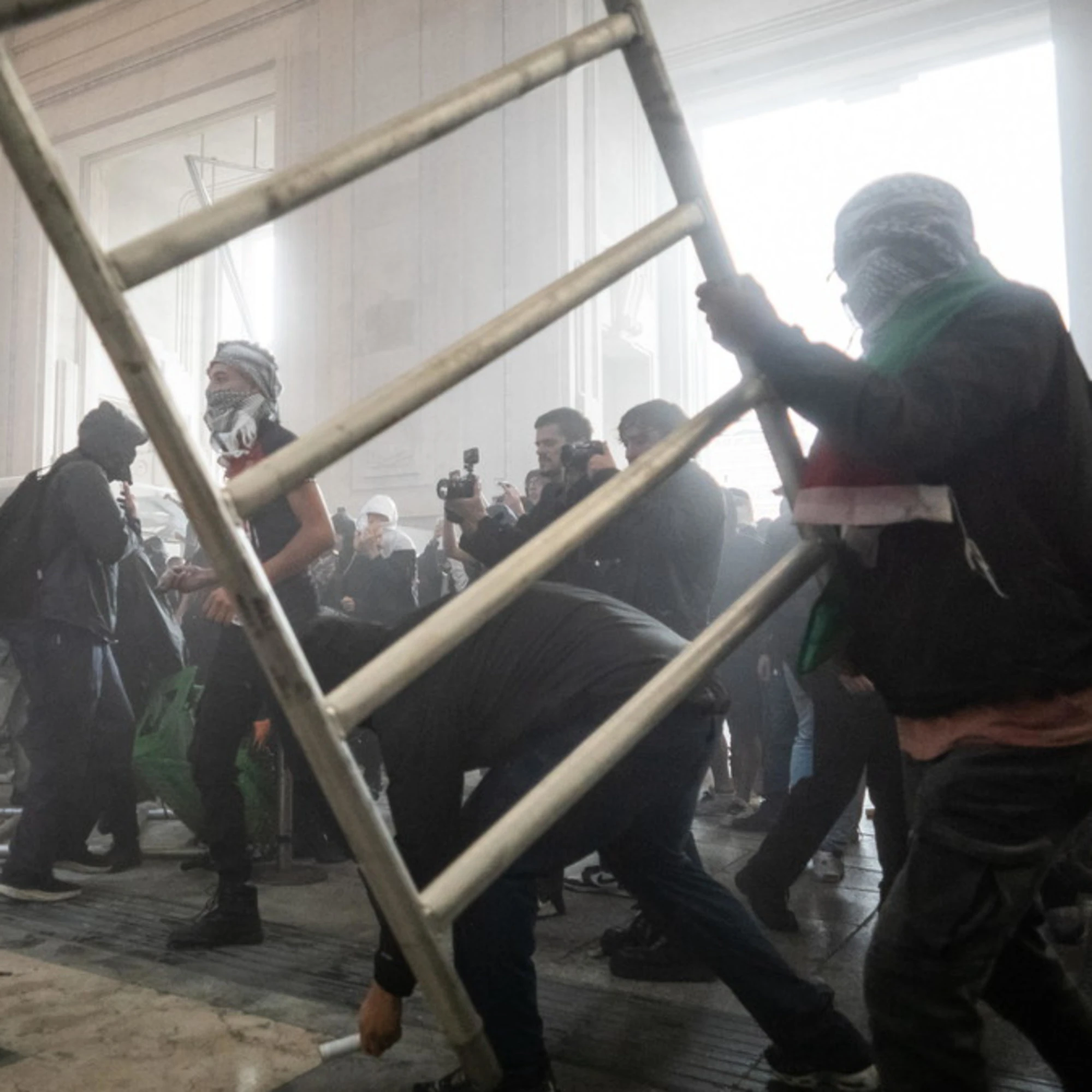 "Eravamo arrabbiati": l'incredibile scusa dei ragazzi pro-Pal per le devastazioni