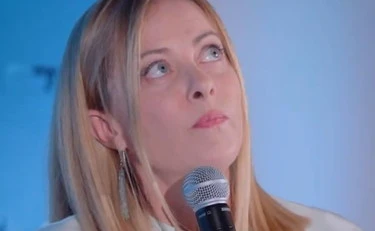Meloni azzera la sinistra: "Mentre loro parlano di isolamento..."