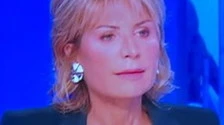 Lilli Gruber a Otto e mezzo, la diretta si fa piccante: maglietta trasparente e reggiseno nero a vista