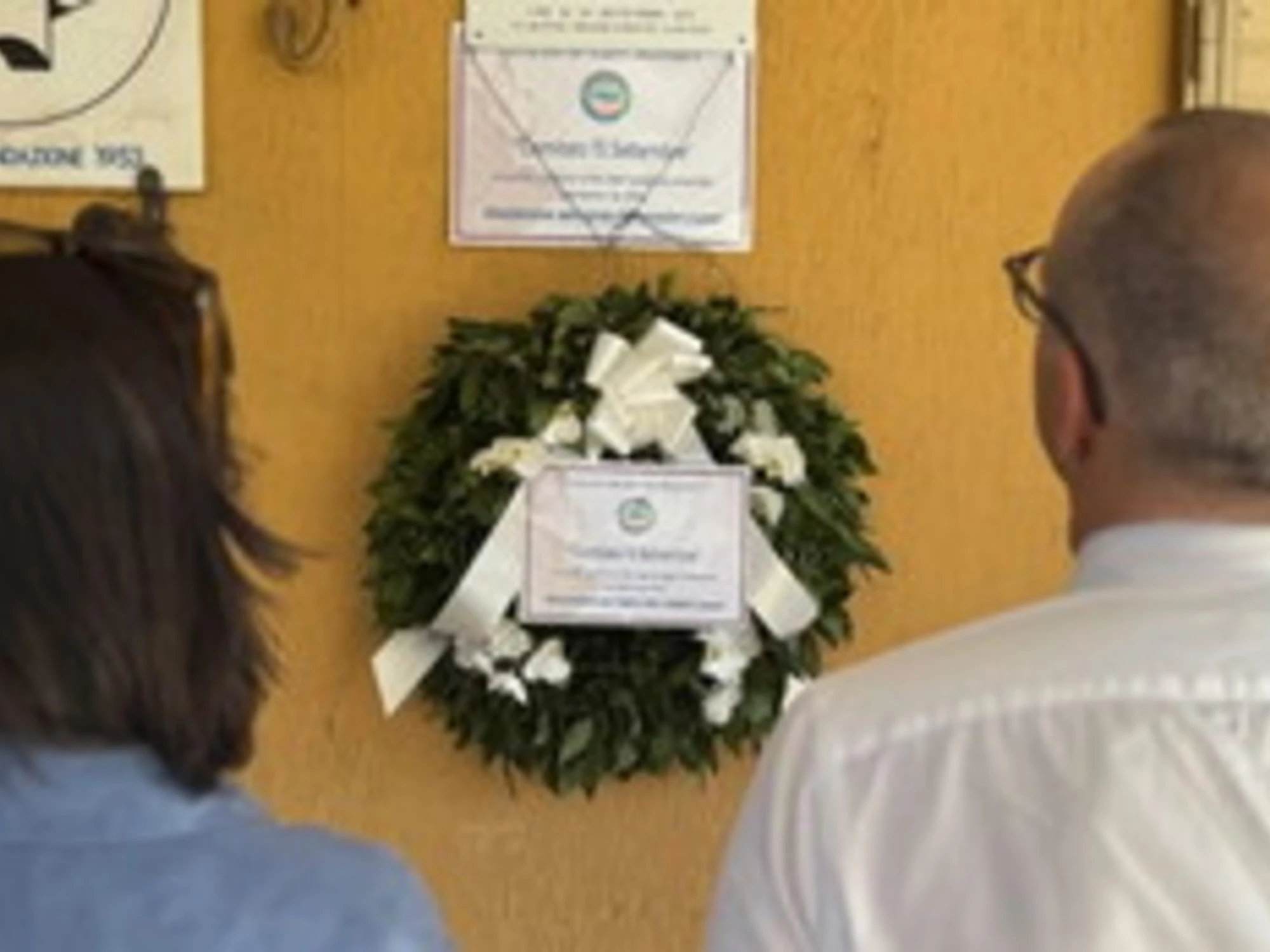 Marche, Ricci e Schlein alla lapide per le vittime dell'alluvione: la rabbia dei parenti delle vittime