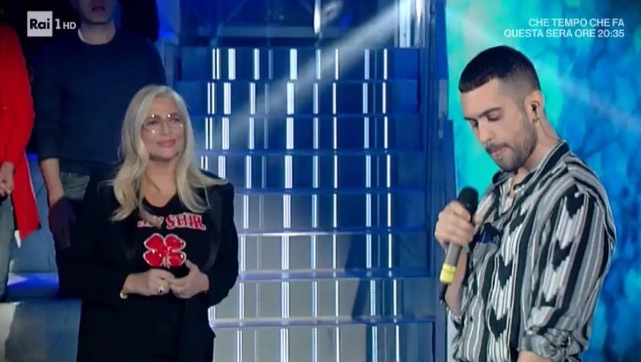 Domenica In, Mara Venier fuori controllo per Mahmood: mentre lui canta, la lingua...