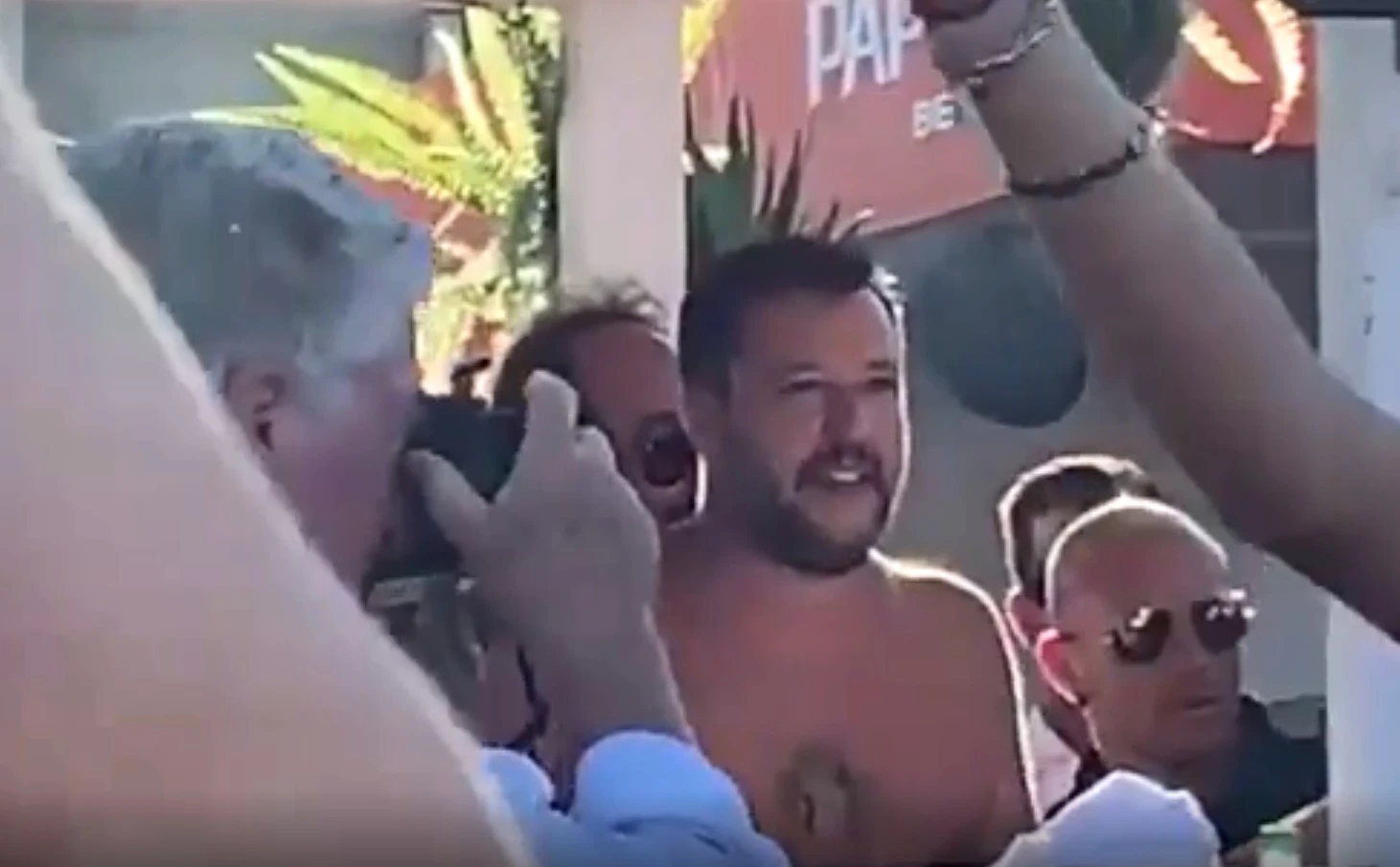Matteo Salvini in consolle a Milano Marittima: cocktail, cubiste e inno. La sinistra impazzisce