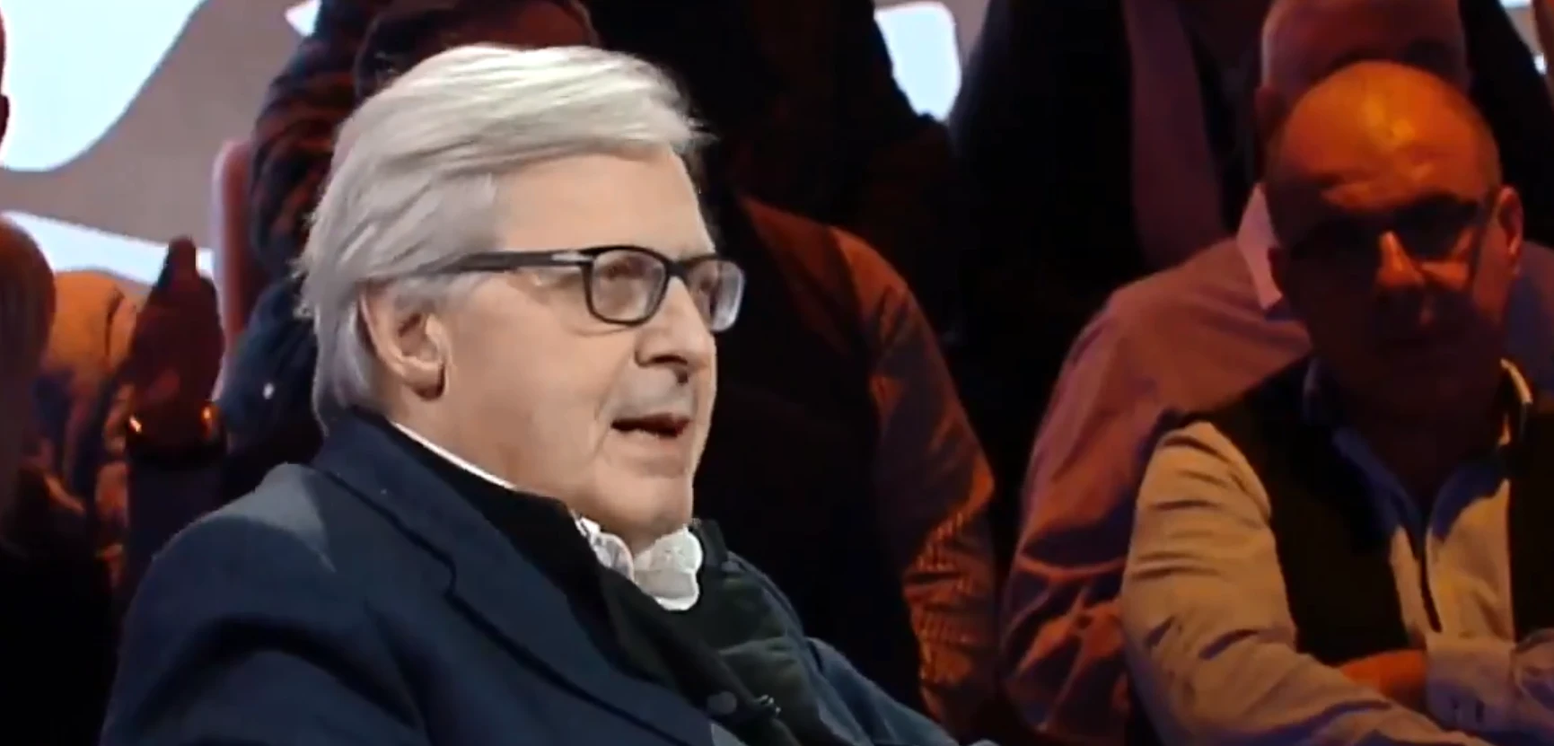 Vittorio Sgarbi a Dritto e Rovescio sulla Gioconda: "Ma lo avrà il pelo?". Poi, la foto di nudo