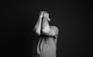 L'ansia anticipatoria che fa vedere nero si può tenere a bada