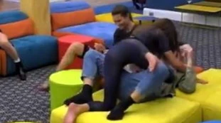 Grande Fratello Vip, "sei gay? Faccio magie". Choc: Franceska assalta Tommaso Zorzi... "con la lingua", roba da censura