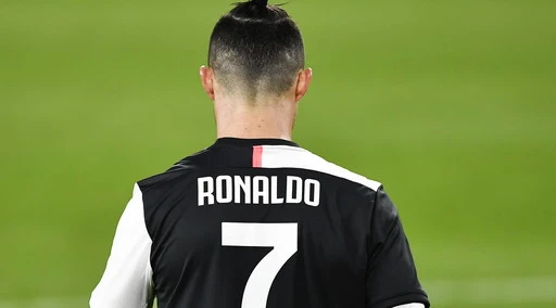 Cristiano Ronaldo è negativo al Covid: "Guarito dopo 19 giorni" e gli insulti al tampone