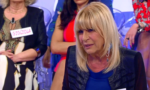Uomini e donne, tra Gemma Galgani e Tina Cipollari finisce a pernacchie: l'insulto in inglese, in studio