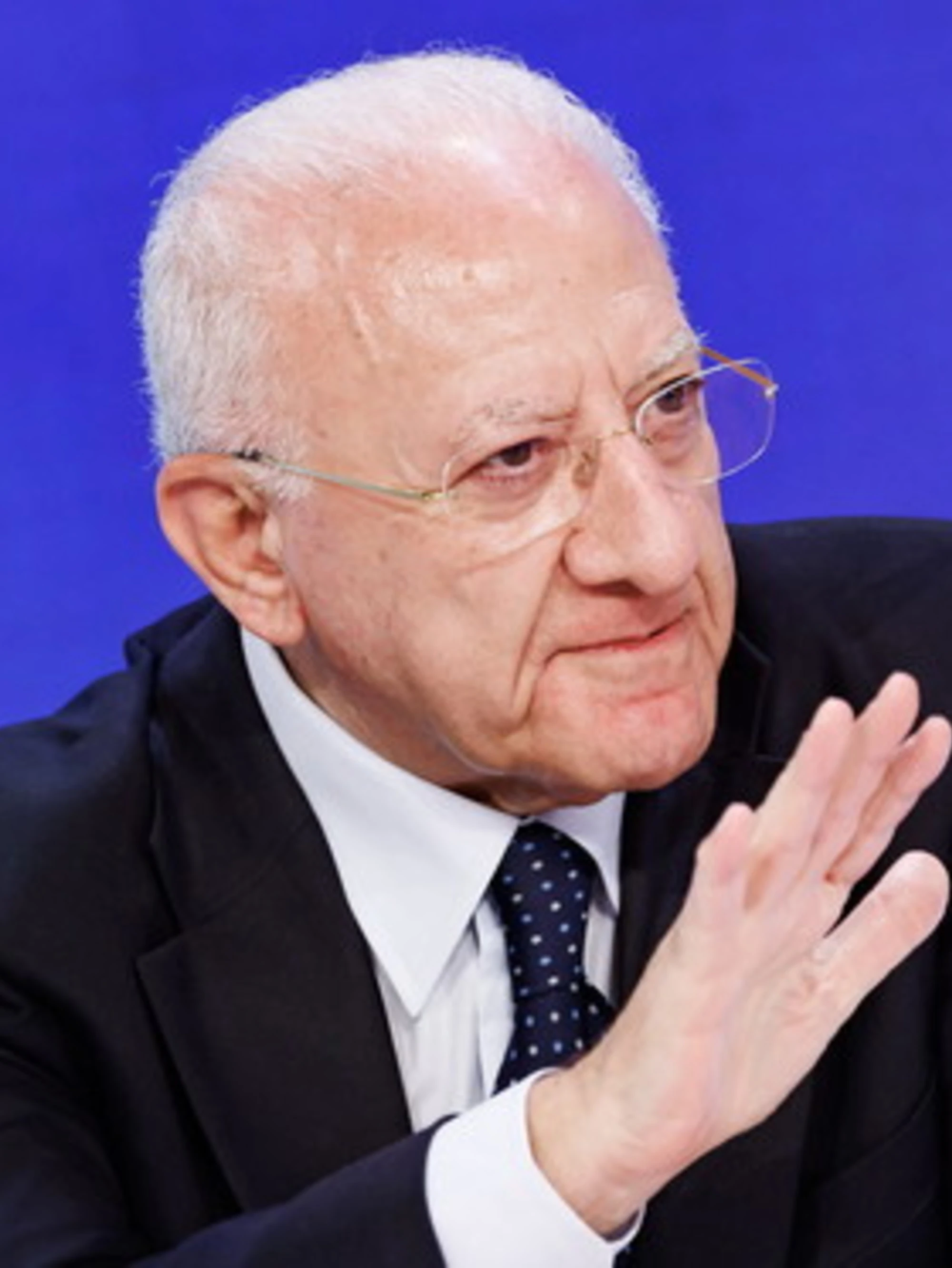 Fico rilancia il reddito? De Luca lo spiana: "Che putt***"