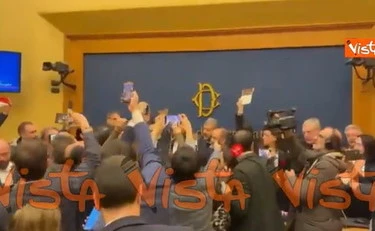 Remigrazione, la sinistra occupa l'aula alla Camera: "I fascisti qui non entrano"