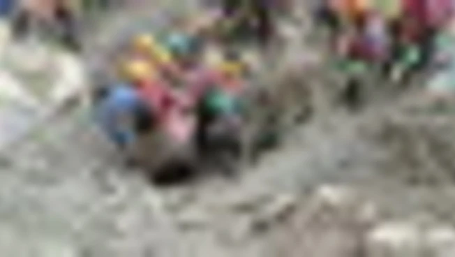 Alluvione in Nepal: due operai tratti in salvo da una galleria