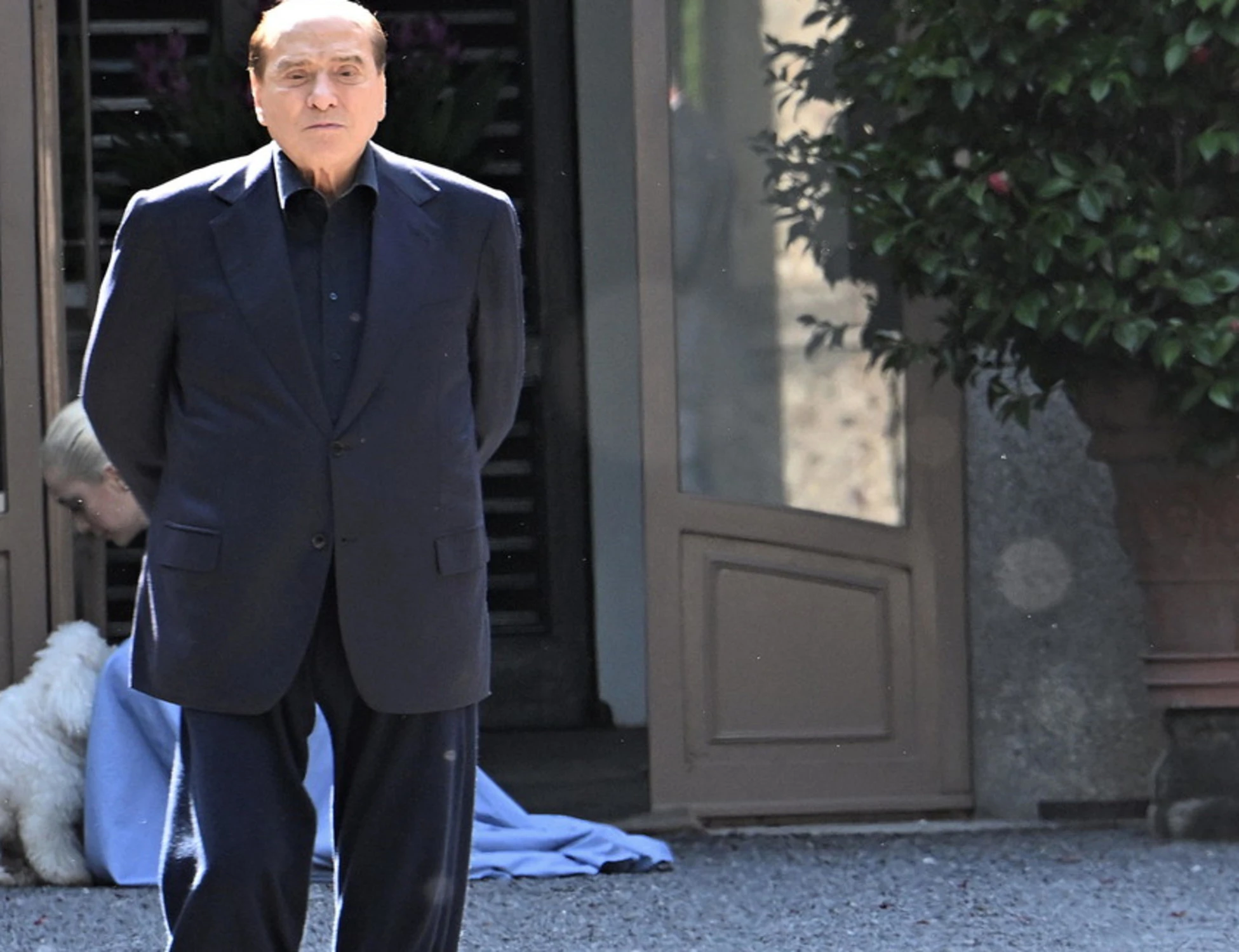 Ruspe sui quadri di Silvio Berlusconi: apre un supermercato