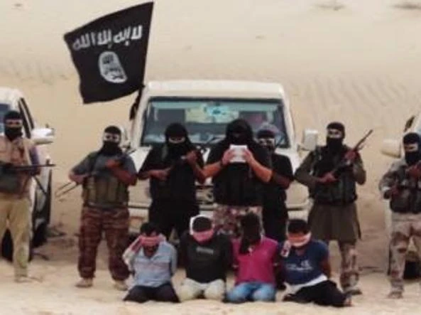 Egitto, i terroristi filo al Qaeda decapitano quattro prigionieri: "Spie del Mossad". Il video choc
