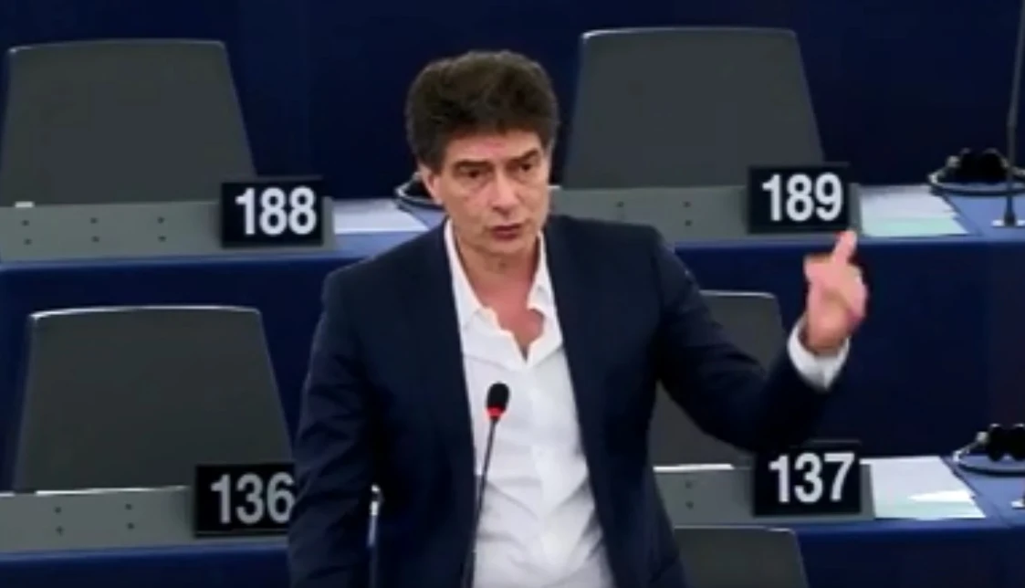 Escort all'Europarlamento, il depliant nella casella della posta del famosissimo eurodeputato