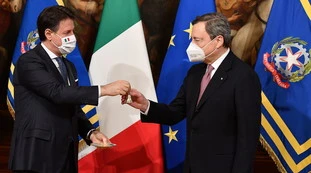 Mario Draghi e Giuseppe Conte, campanella da tecnico a tecnico: senza precedenti, la politica ha fallito?