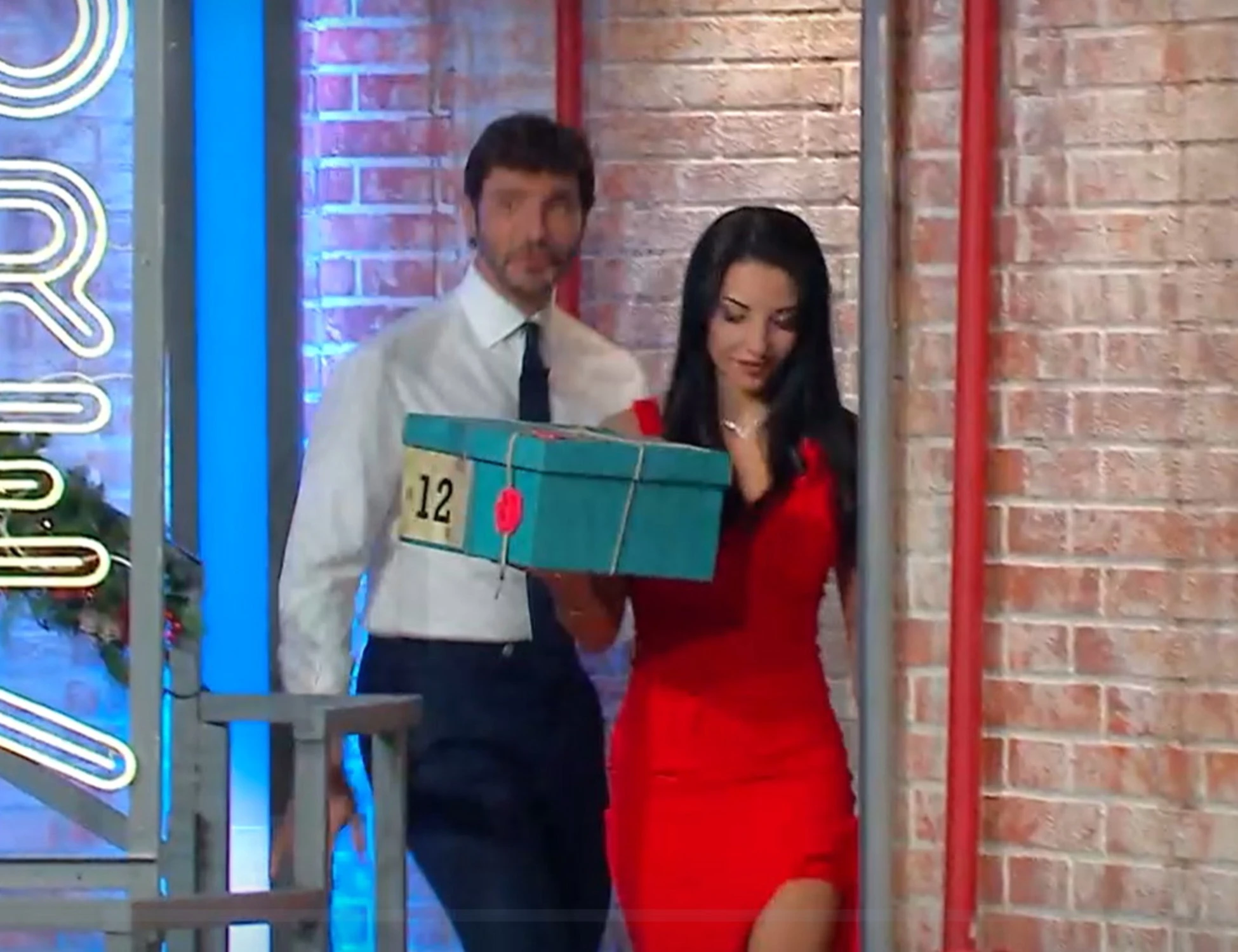 Affari tuoi, Rosy vestita così: regia in tilt