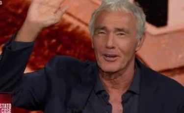 Massimo Giletti chiude la puntata così: "Il deficiente vi saluta"