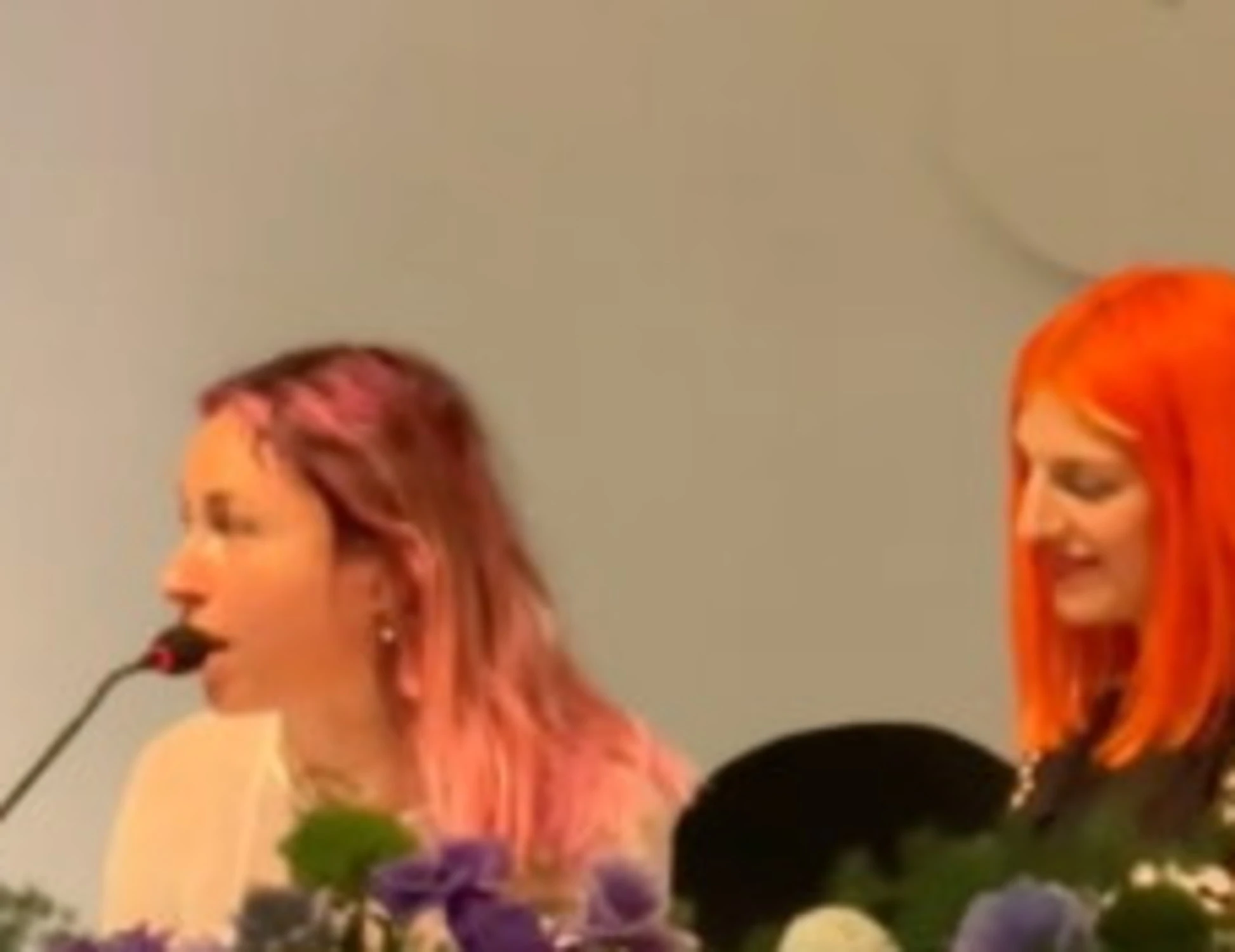 Sanremo 2026, scontro tra Bambole di Pezza e il giornalista: "Comanda mia moglie"