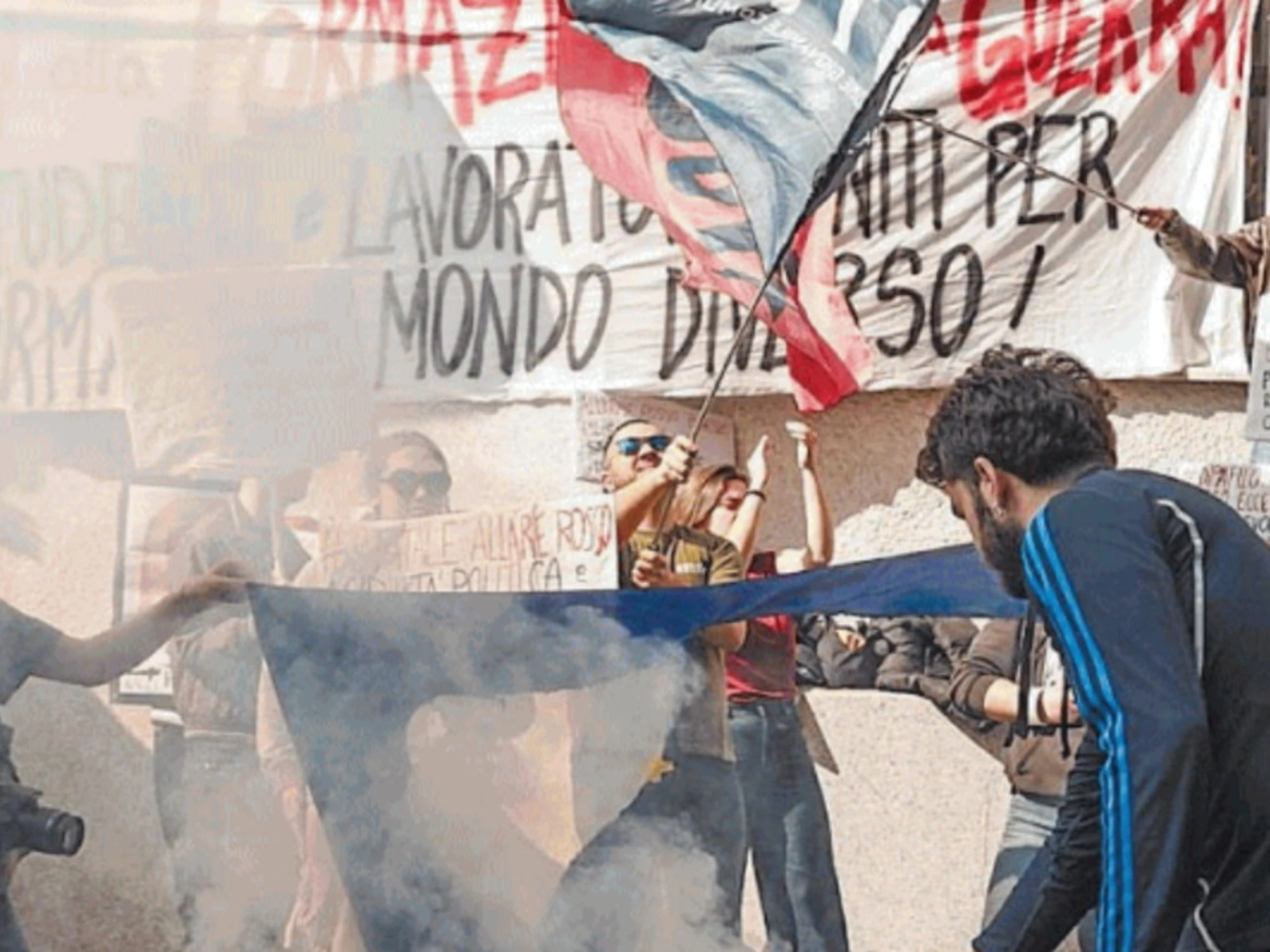 I pro-Gaza che contestano Libero ora fanno pure gli offesi