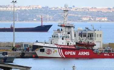 Migranti, Madrid ci insulta e chiede aiuto ma ci riempie di profughi