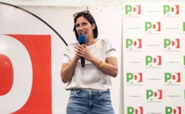 Elly Schlein si inventa il santo antifascista