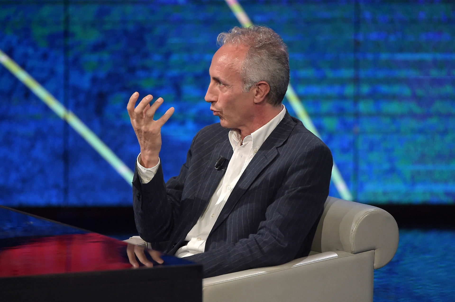 Marco Travaglio "arrapatissimo": "Leggete qua...", come brutalizza Matteo Renzi, bomba di primo mattino