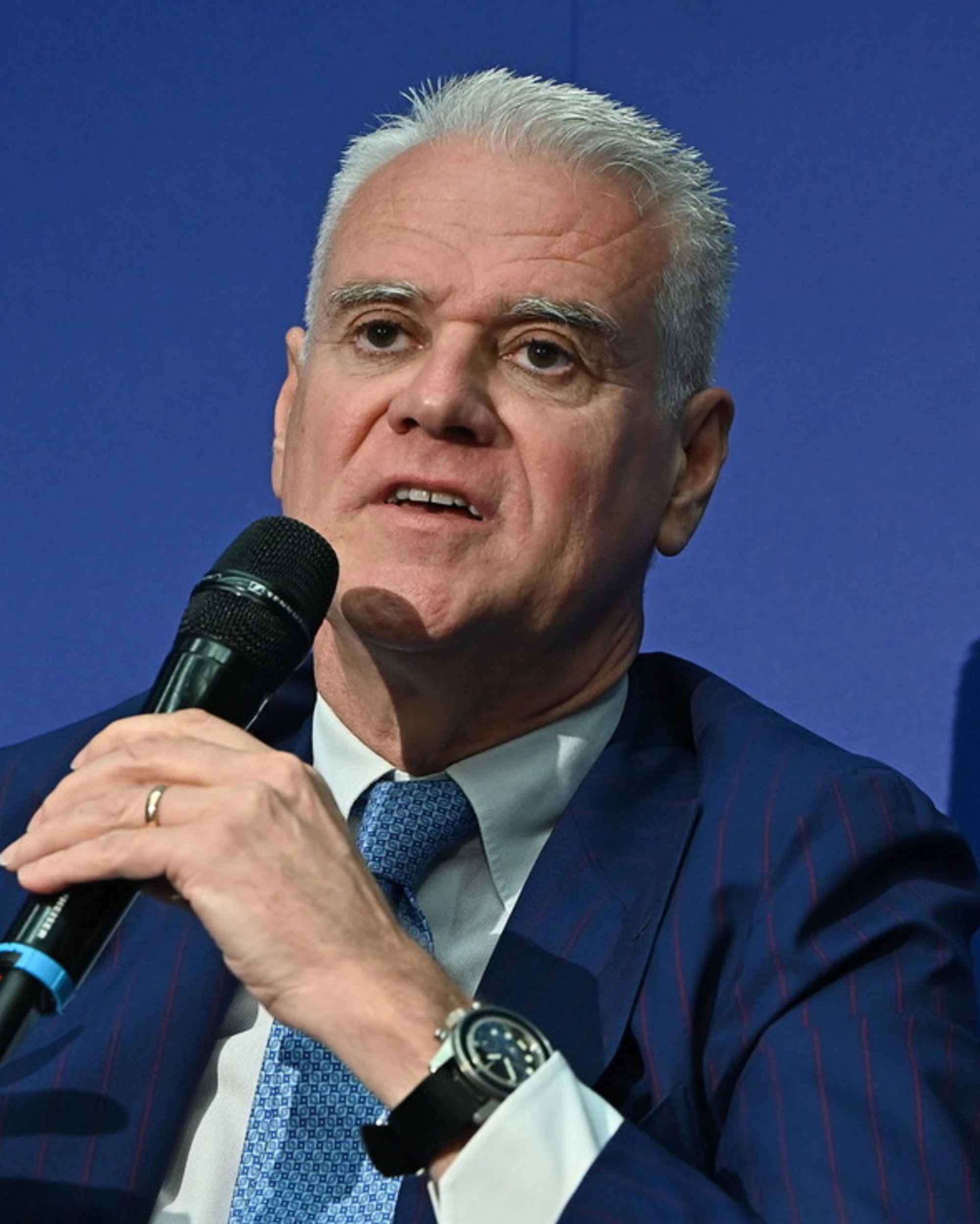 Pd, fischiano il ministro Zangrillo? Lui zittisce tutti: "Vergognatevi"