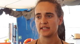Carola Rackete vestita da pinguino su un albero, arrestata: la tragica fine di lady Sea Watch