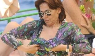 D&apos;Urso, il topless non basta: s&apos;abbronza nuda