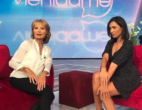 Vieni da me, Lilli Gruber da Caterina Balivo: "Facciamo una foto sexy", ecco il risultato