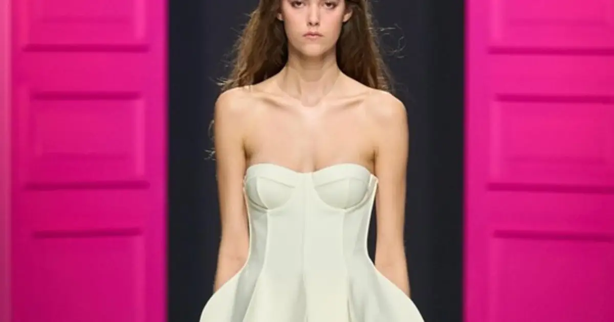 Genny tra romanticismo e dandismo sfila con abiti scultorei